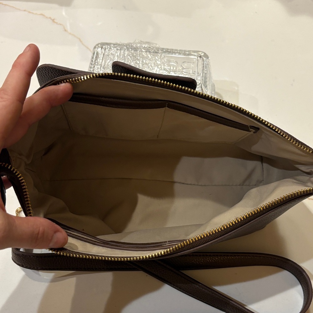 Sondra Roberts Brown Crossbody Bag - Picture 3 of 9